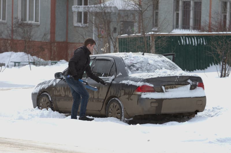 Утро начиниется не с кофе: кировские водители взялись за лопаты и щетки