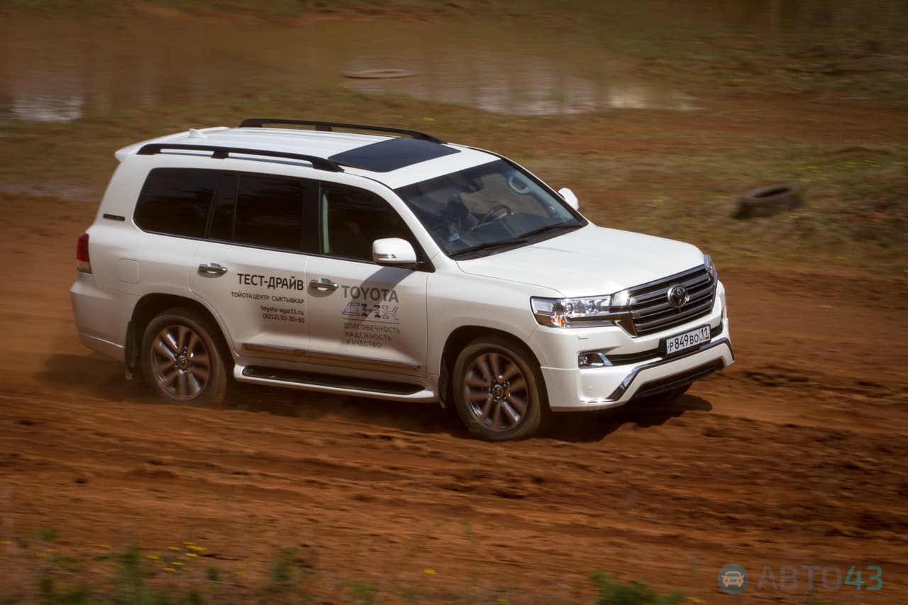 Лужи, грязь и ухабы. В Кирове прошли испытания Toyota