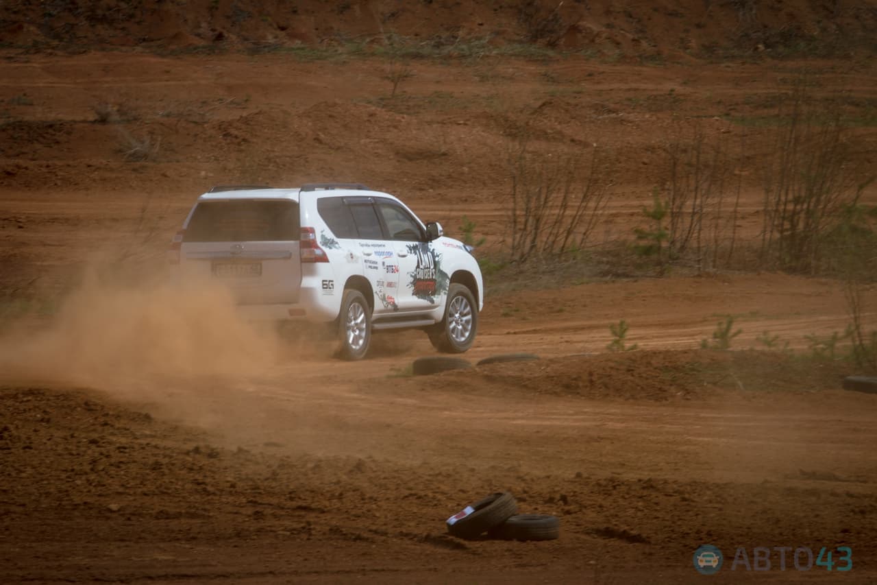 Лужи, грязь и ухабы. В Кирове прошли испытания Toyota