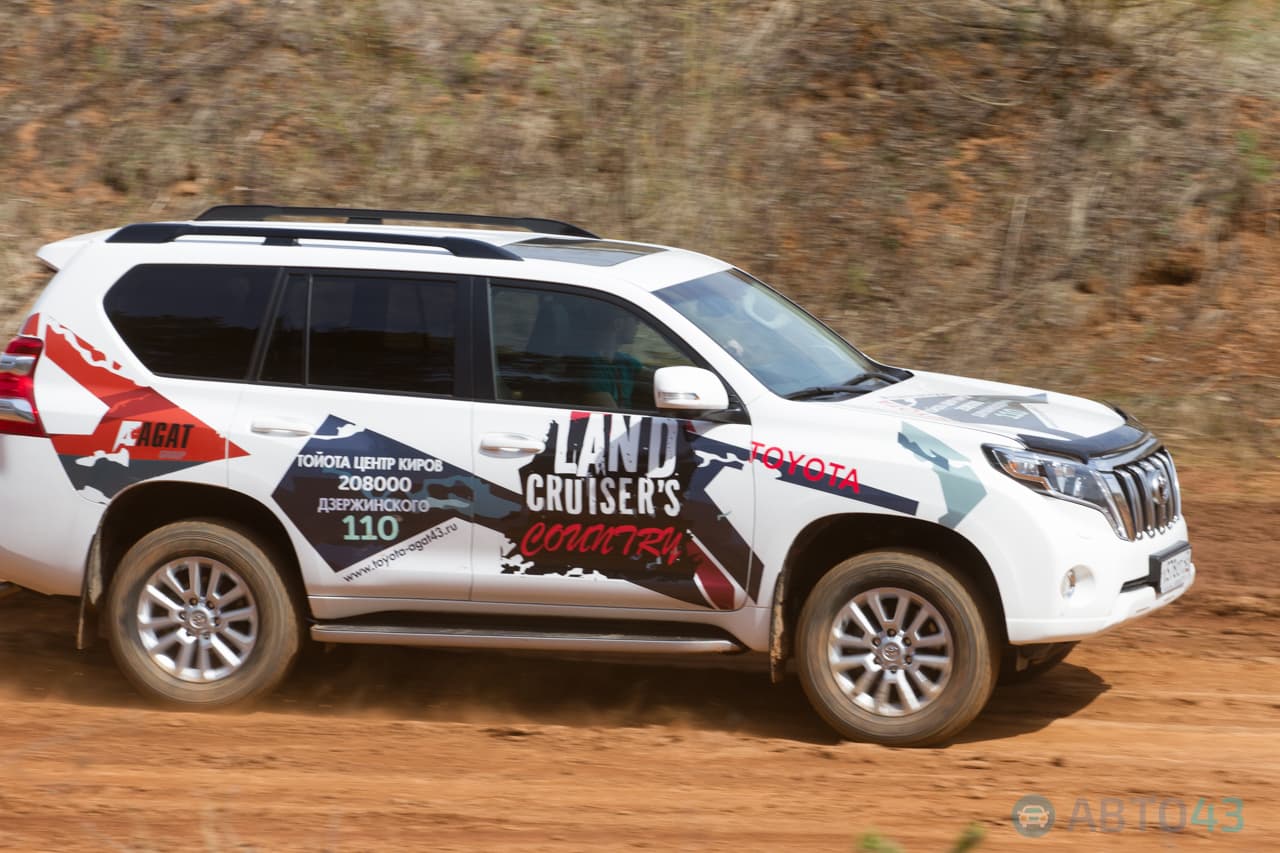 Лужи, грязь и ухабы. В Кирове прошли испытания Toyota