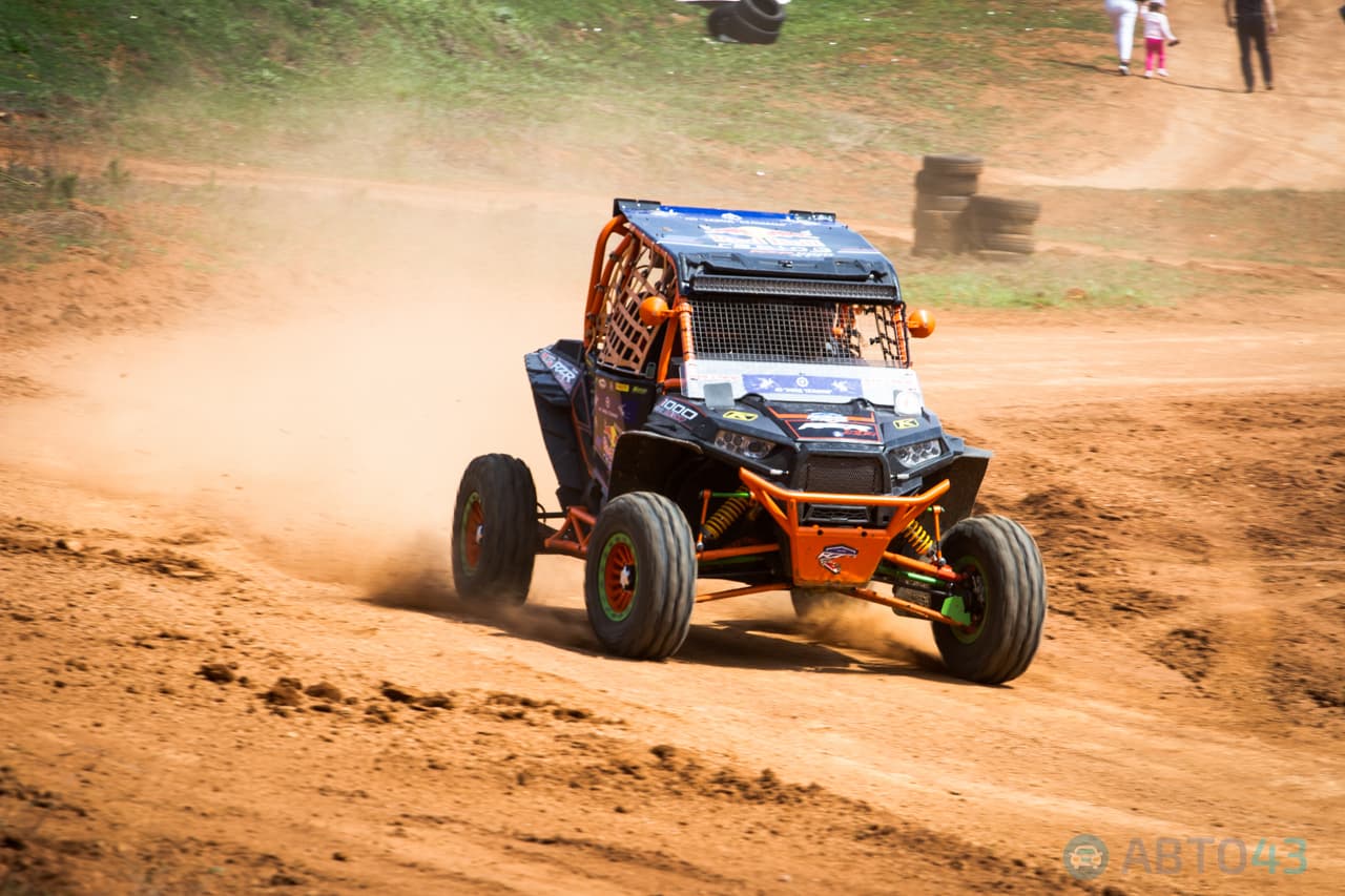 Лужи, грязь и ухабы. В Кирове прошли испытания Toyota