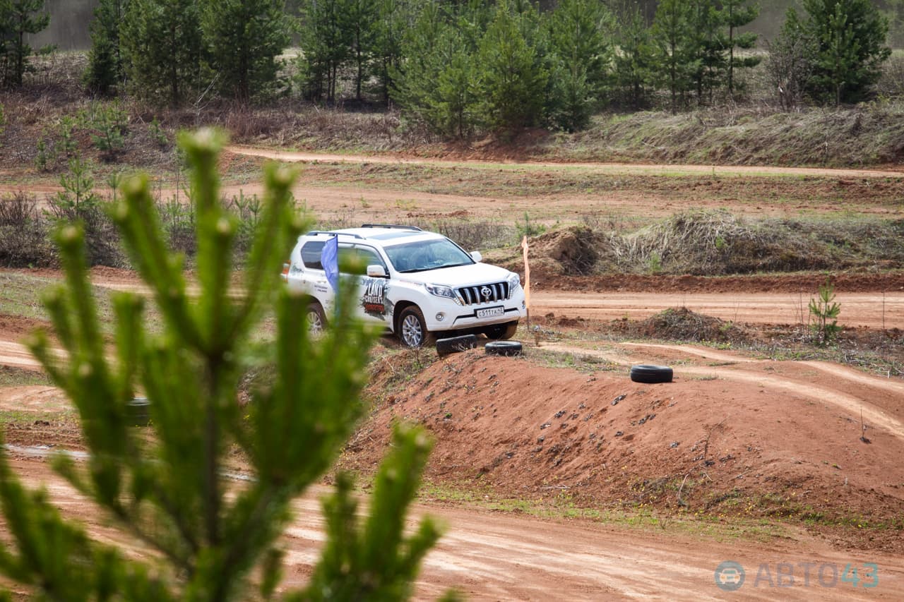 Лужи, грязь и ухабы. В Кирове прошли испытания Toyota