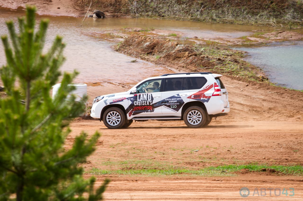 Лужи, грязь и ухабы. В Кирове прошли испытания Toyota