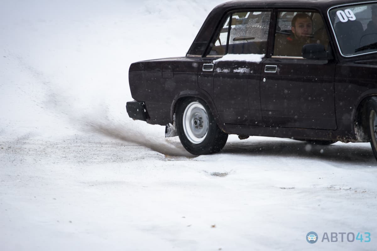 «Танцы на льду» - в Кирове прошел первый этап по зимнему дрифту