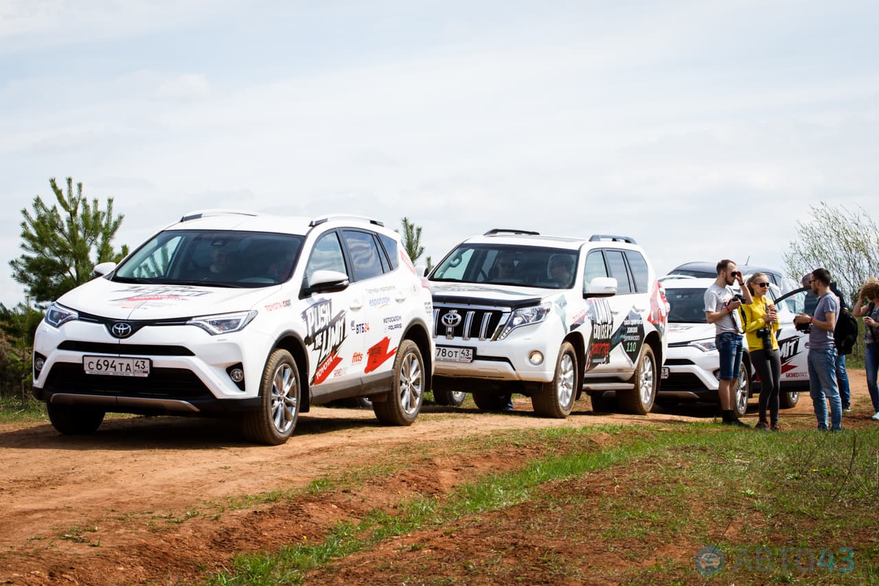 Лужи, грязь и ухабы. В Кирове прошли испытания Toyota