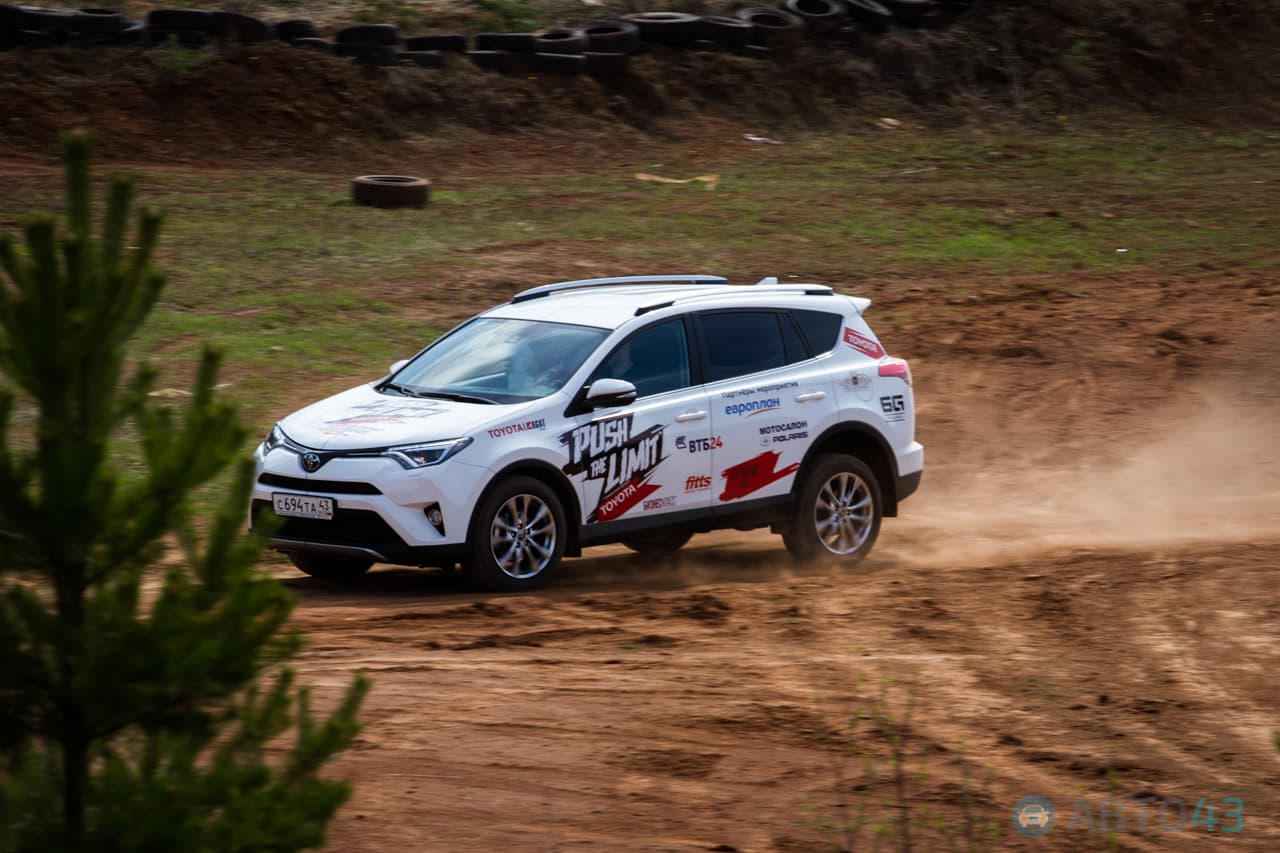 Лужи, грязь и ухабы. В Кирове прошли испытания Toyota