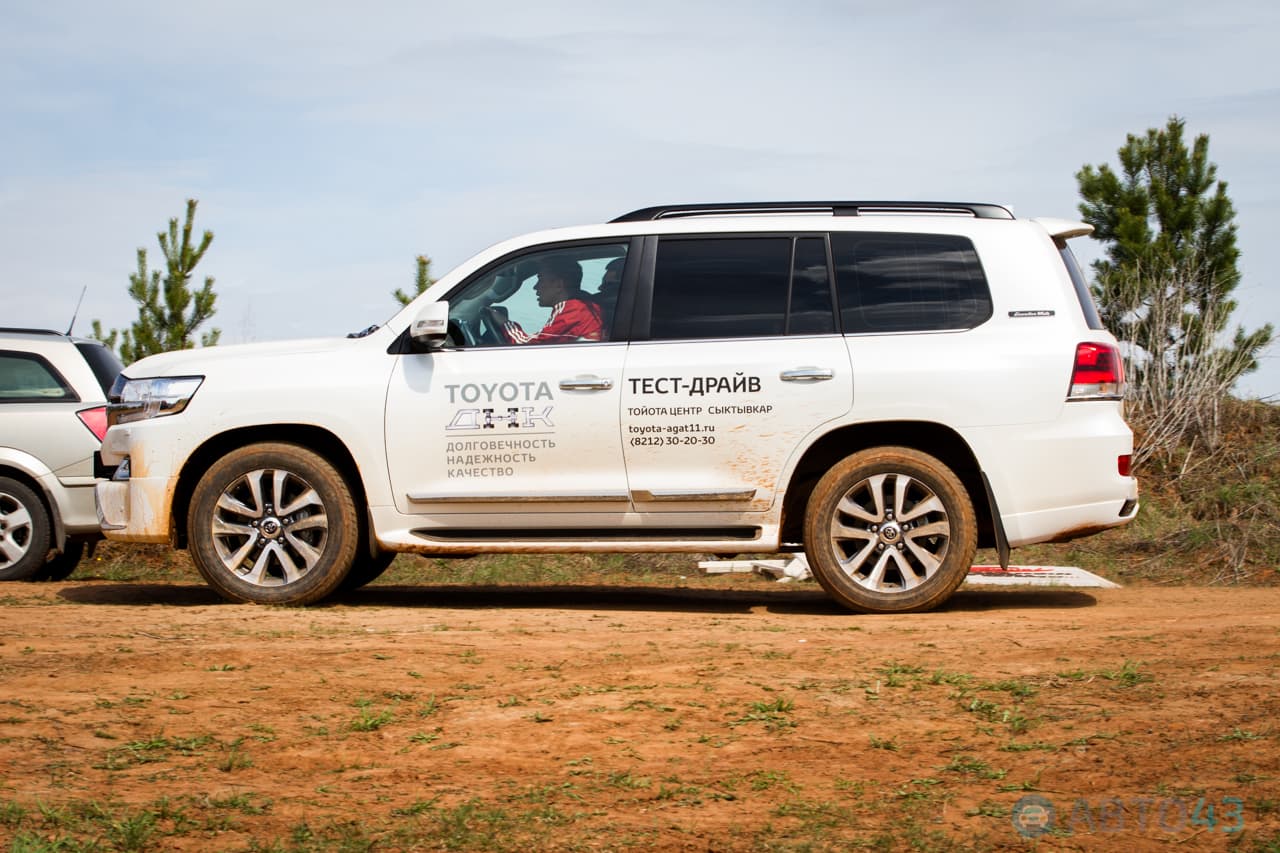 Лужи, грязь и ухабы. В Кирове прошли испытания Toyota