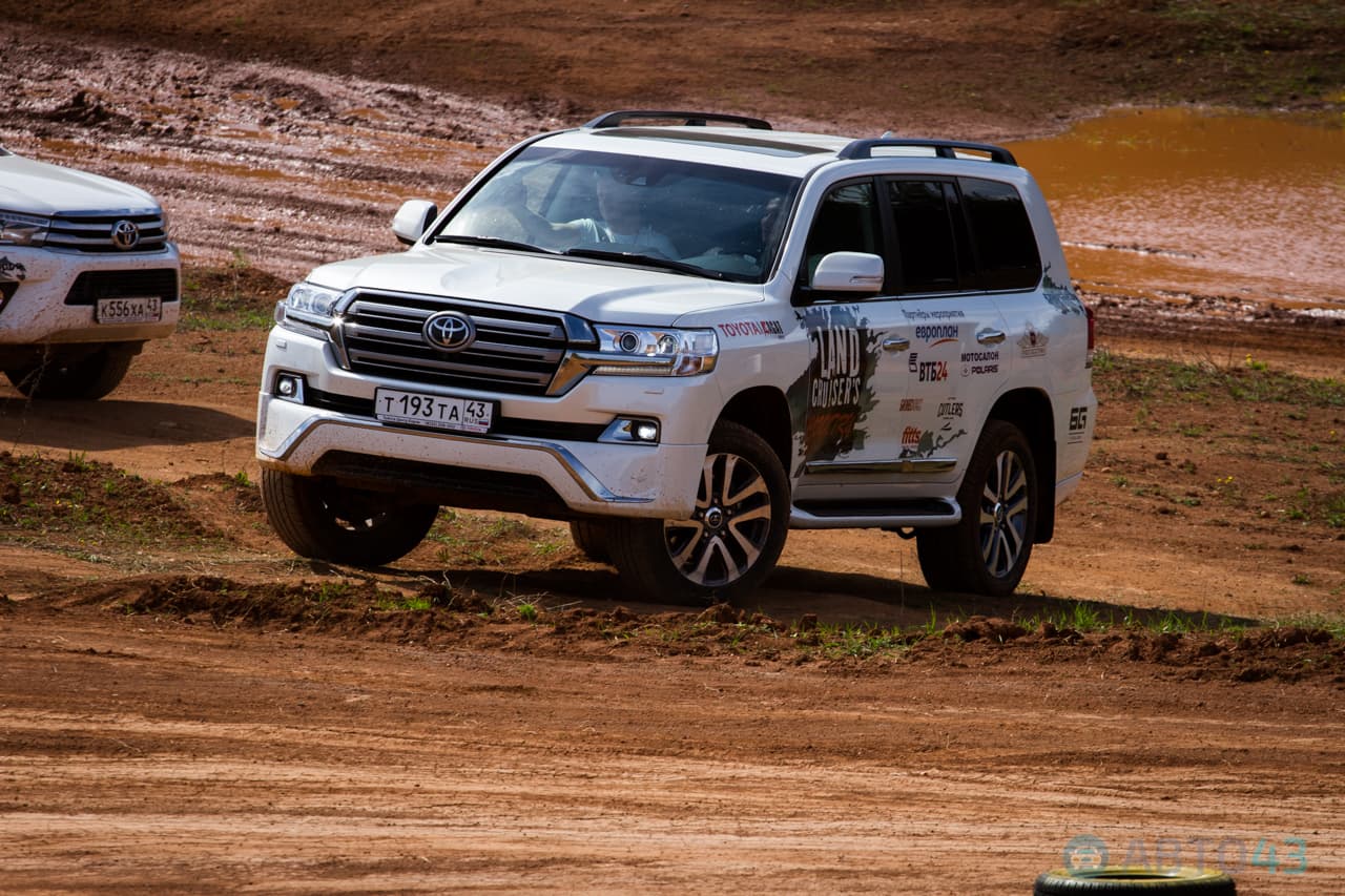 Лужи, грязь и ухабы. В Кирове прошли испытания Toyota
