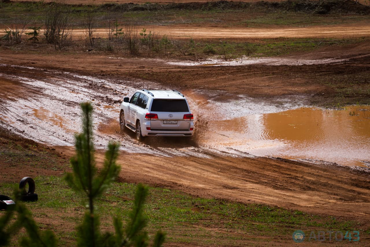 Лужи, грязь и ухабы. В Кирове прошли испытания Toyota