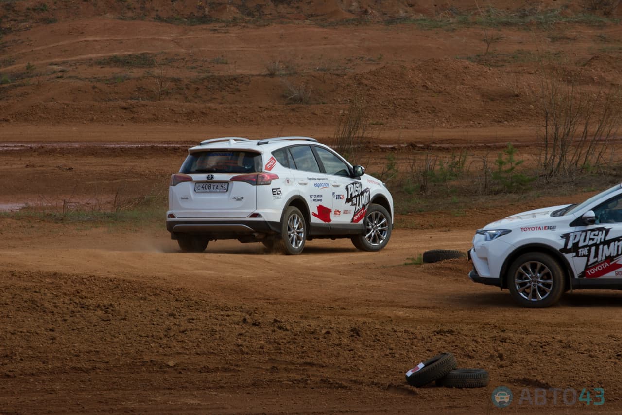 Лужи, грязь и ухабы. В Кирове прошли испытания Toyota