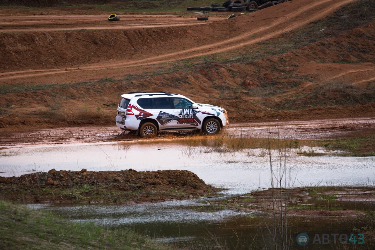 Лужи, грязь и ухабы. В Кирове прошли испытания Toyota