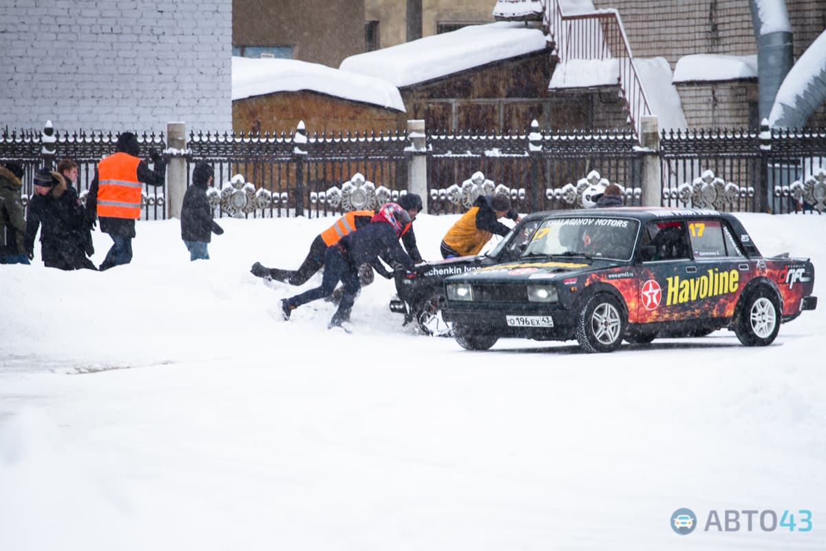 «Танцы на льду» - в Кирове прошел первый этап по зимнему дрифту