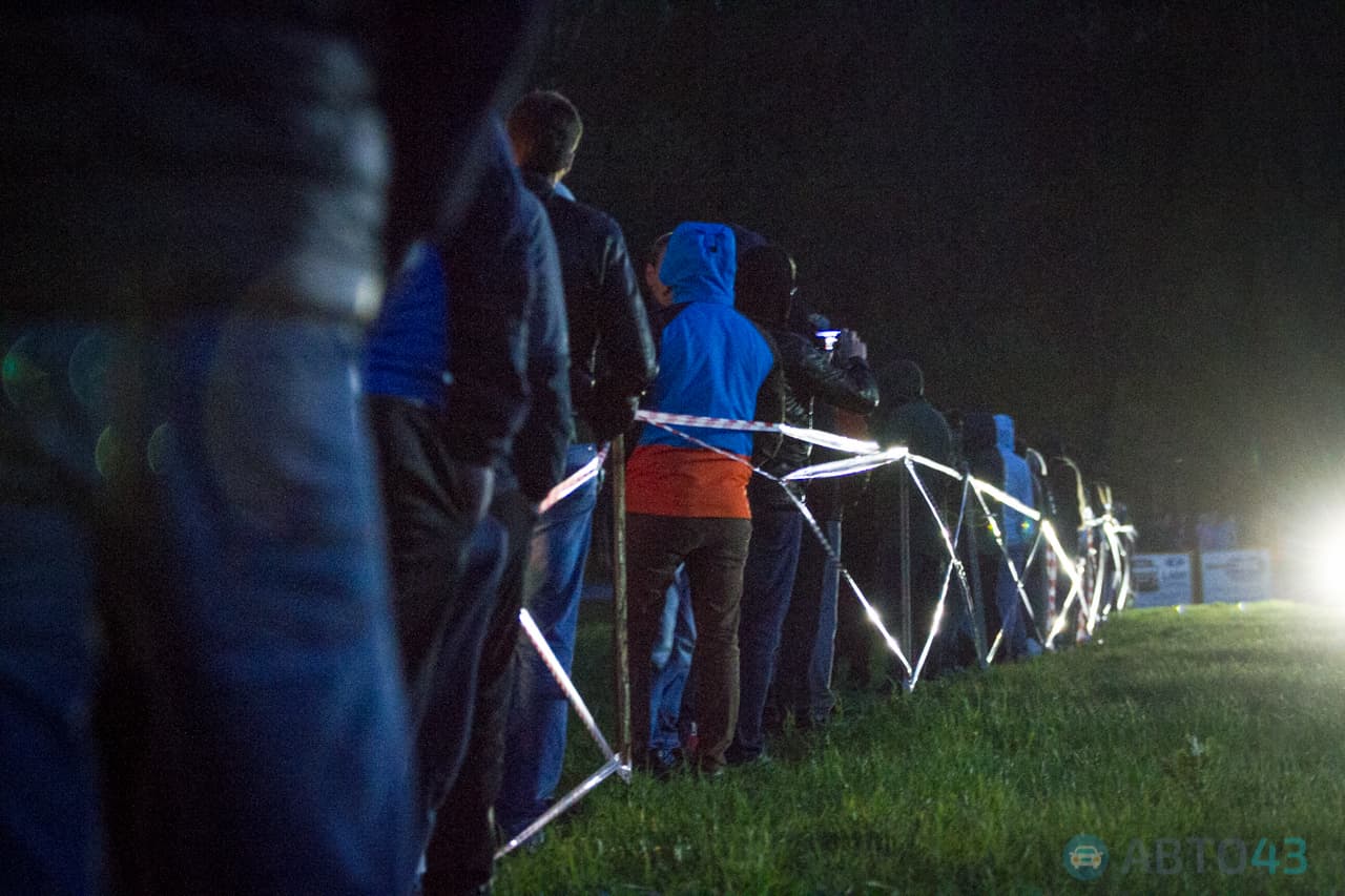 Дрэг-рейсеры открыли сезон ночных гонок в Кирове