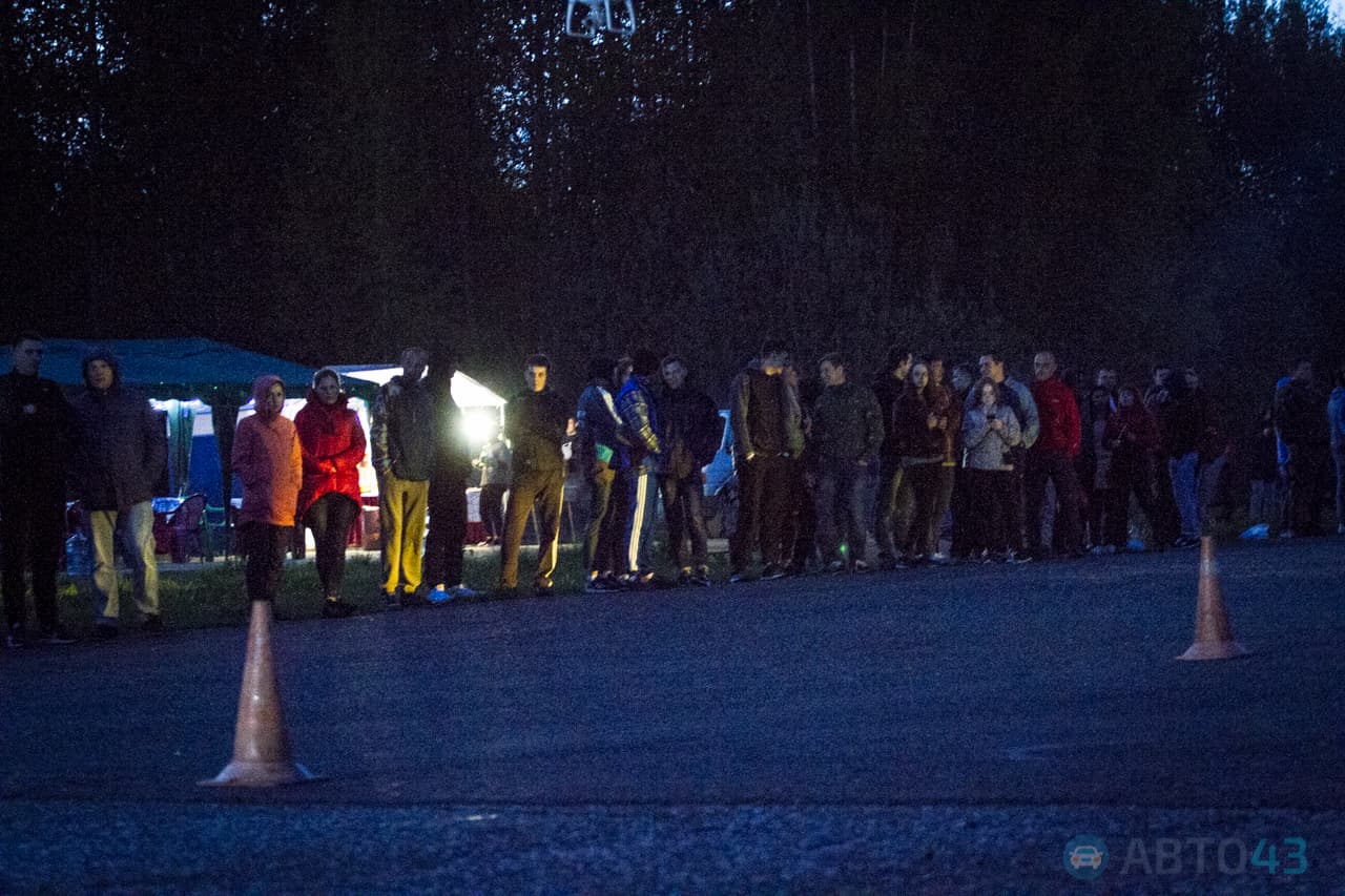 Дрэг-рейсеры открыли сезон ночных гонок в Кирове