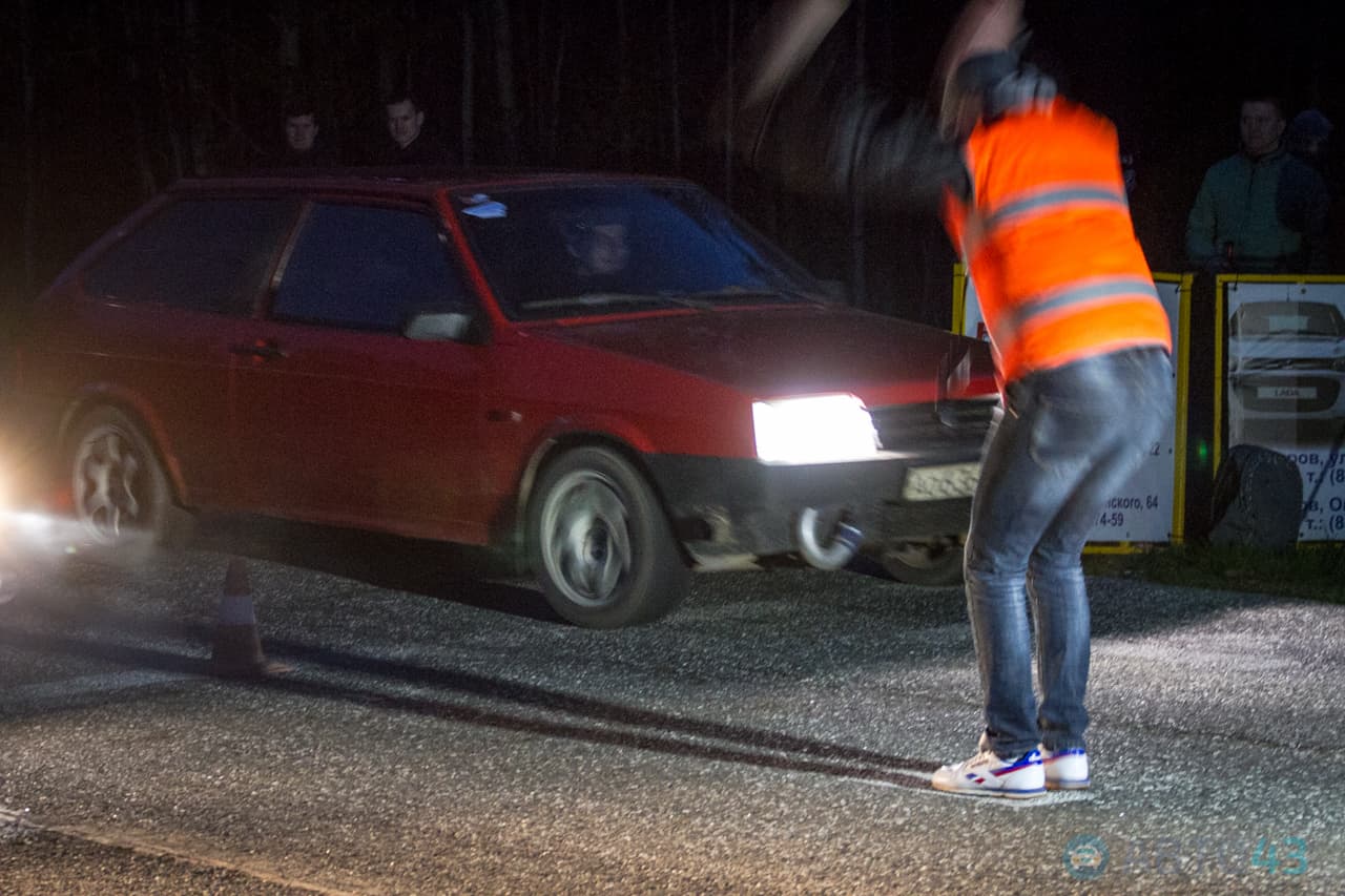 Дрэг-рейсеры открыли сезон ночных гонок в Кирове