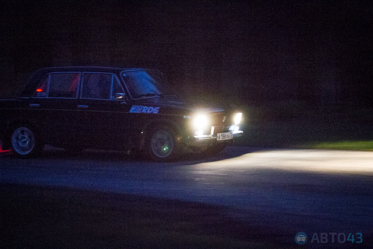 Дрэг-рейсеры открыли сезон ночных гонок в Кирове