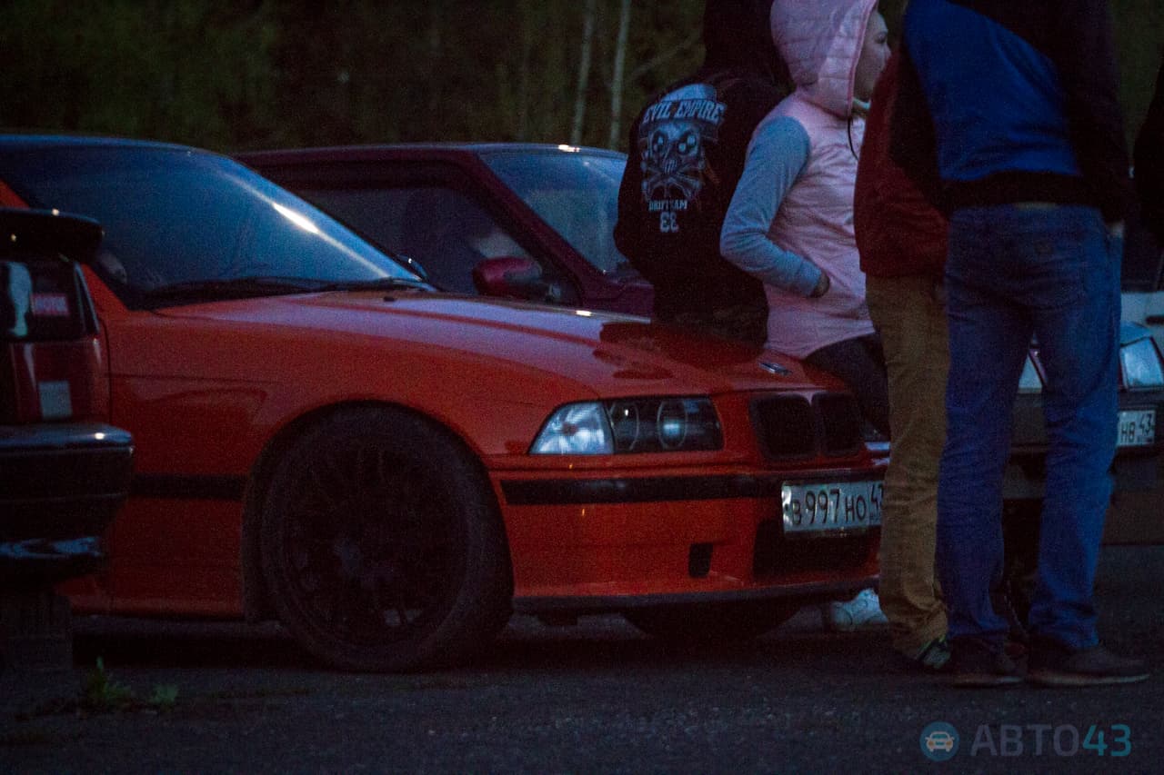 Дрэг-рейсеры открыли сезон ночных гонок в Кирове