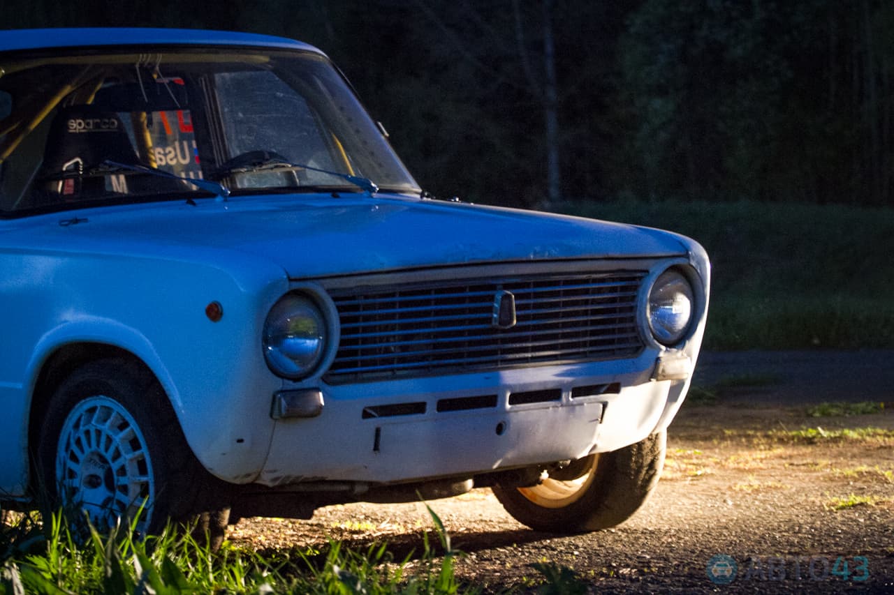 Дрэг-рейсеры открыли сезон ночных гонок в Кирове