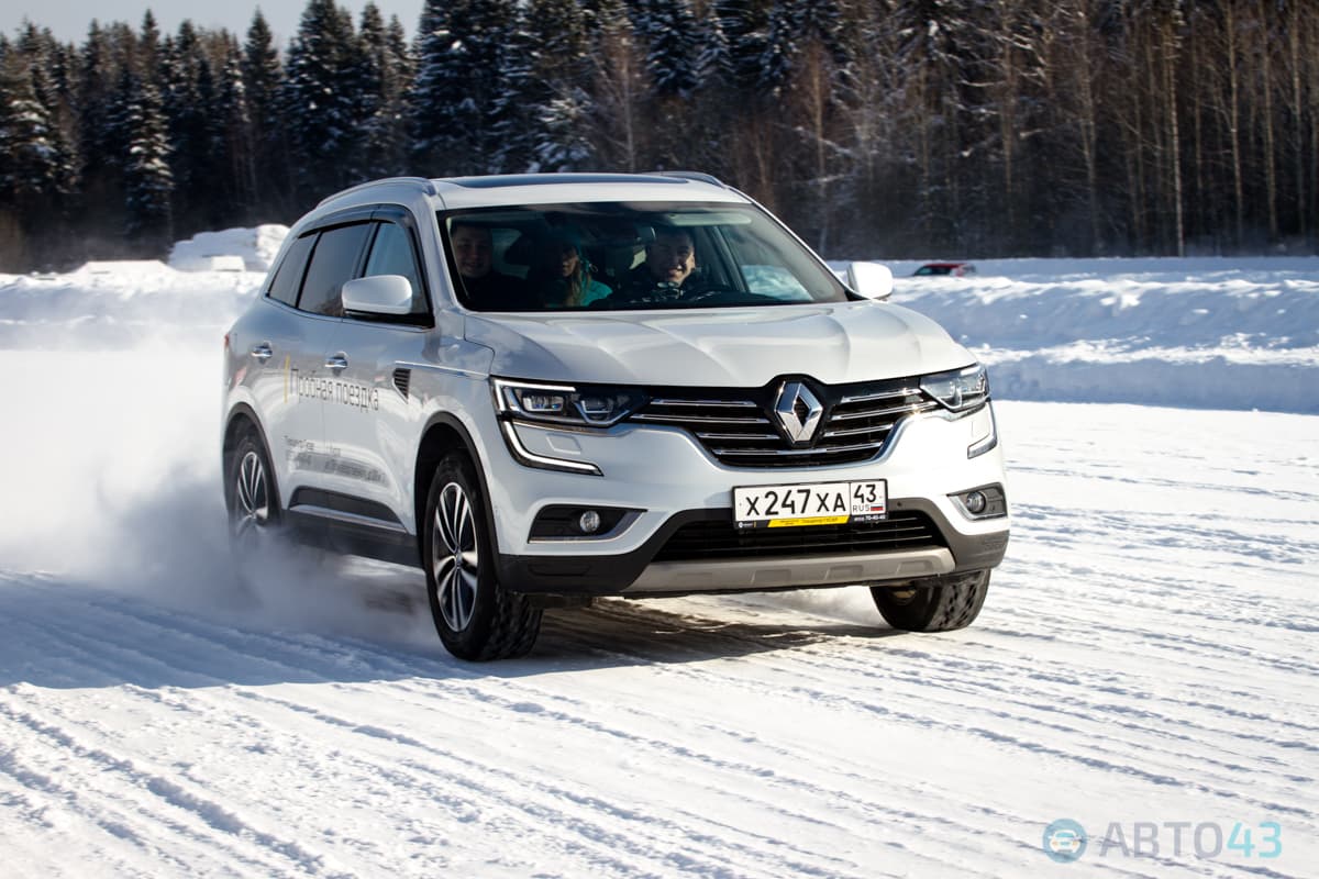 Скачки в манеже. В Кирове прошли «Гусарские манёвры»