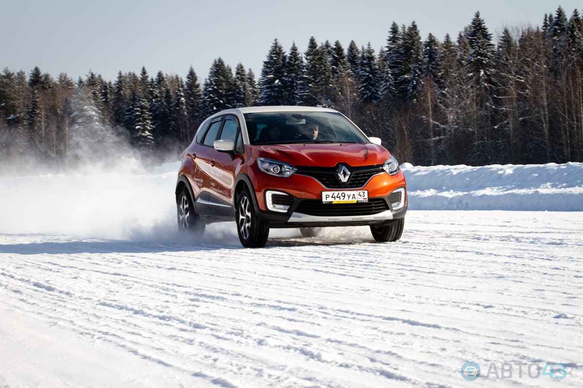 Скачки в манеже. В Кирове прошли «Гусарские манёвры»