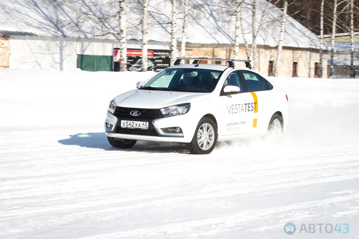 Скачки в манеже. В Кирове прошли «Гусарские манёвры»