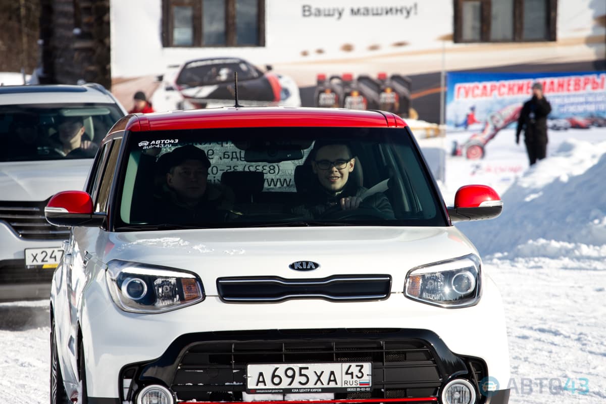 Скачки в манеже. В Кирове прошли «Гусарские манёвры»