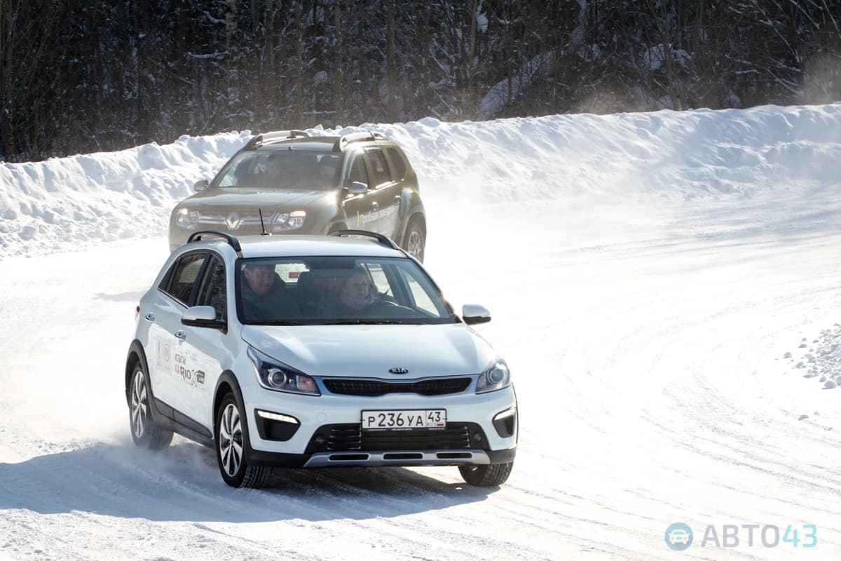 Скачки в манеже. В Кирове прошли «Гусарские манёвры»