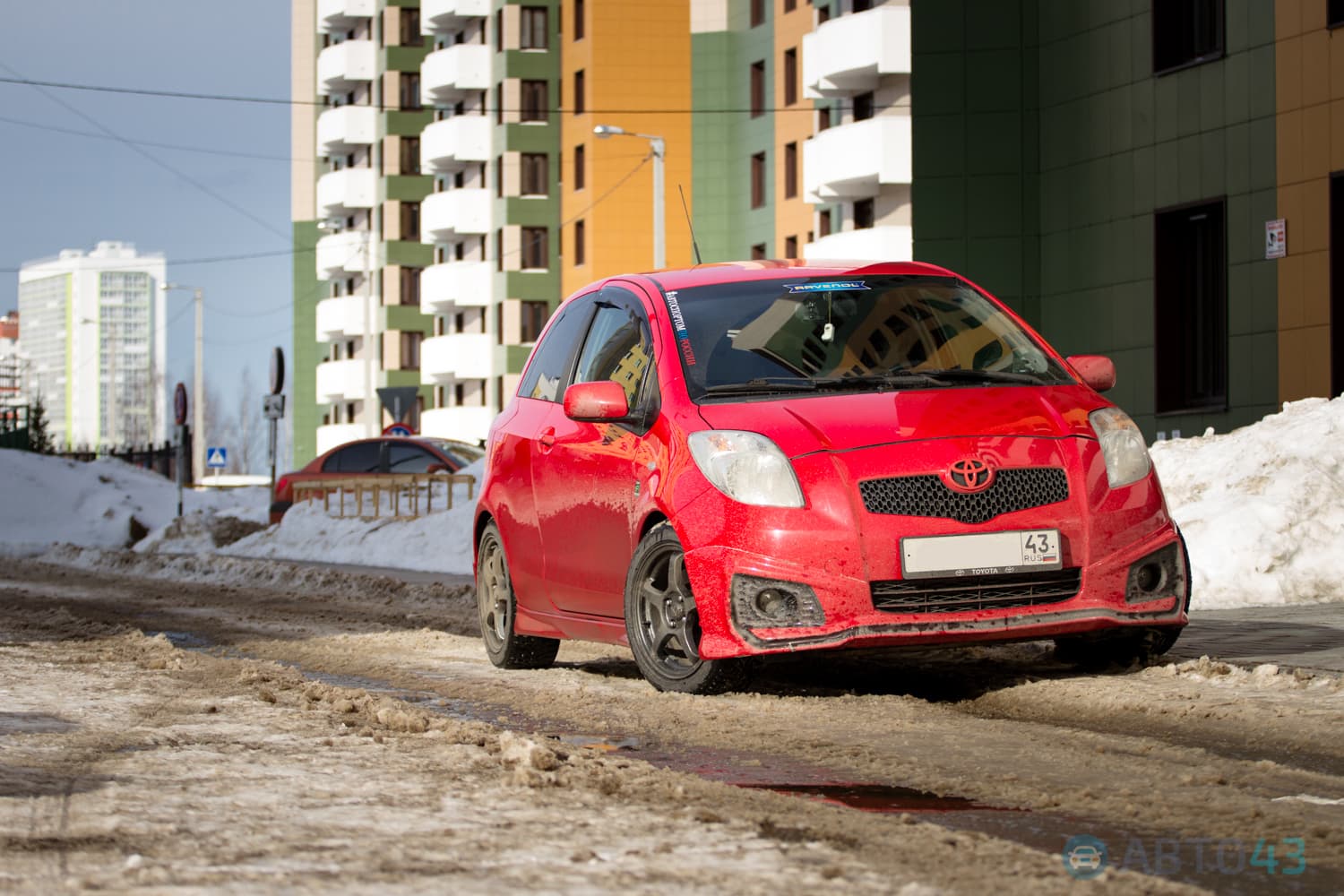 Тест-драйв Toyota Yaris Custom: заводной помидор с детским креслом