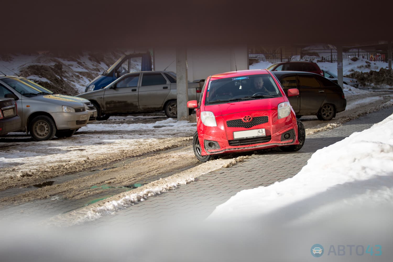 Тест-драйв Toyota Yaris Custom: заводной помидор с детским креслом