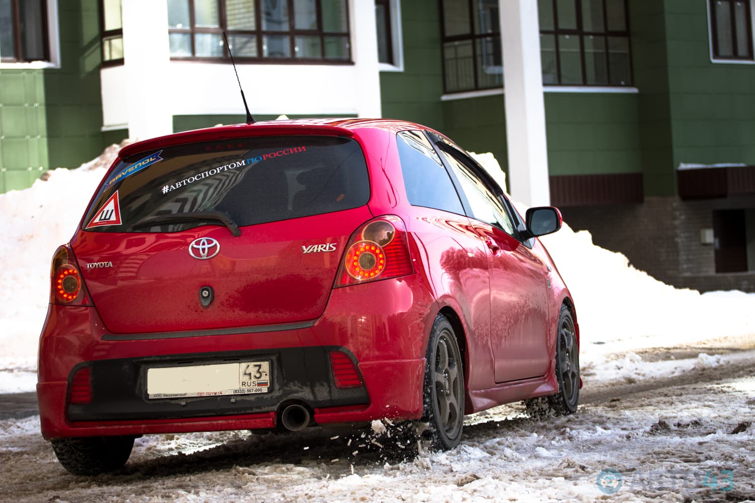 Тест-драйв Toyota Yaris Custom: заводной помидор с детским креслом