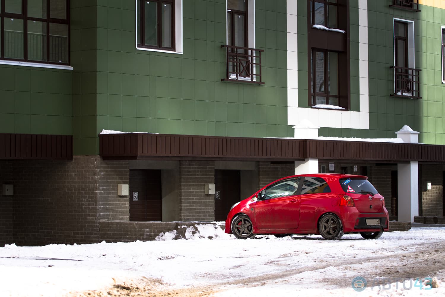 Тест-драйв Toyota Yaris Custom: заводной помидор с детским креслом
