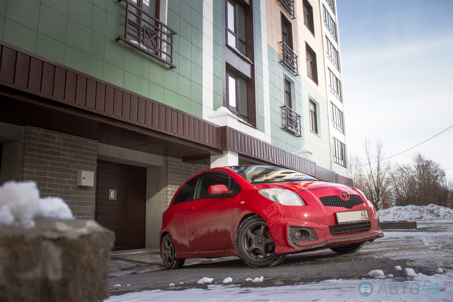 Тест-драйв Toyota Yaris Custom: заводной помидор с детским креслом