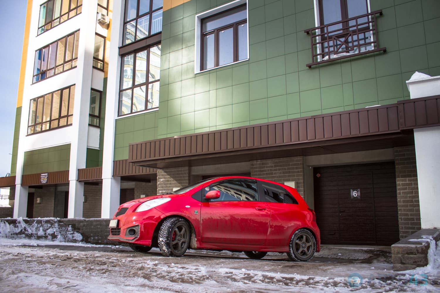 Тест-драйв Toyota Yaris Custom: заводной помидор с детским креслом