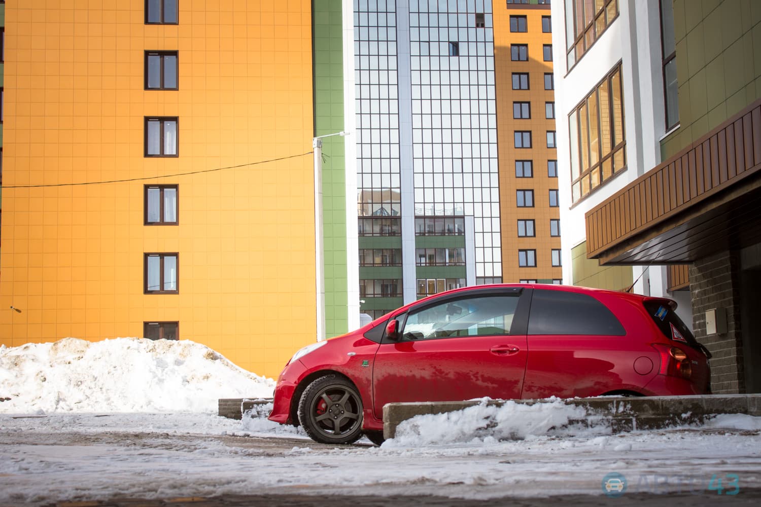 Тест-драйв Toyota Yaris Custom: заводной помидор с детским креслом