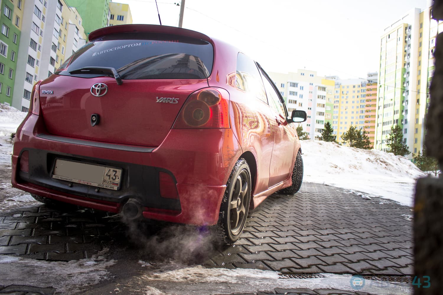 Тест-драйв Toyota Yaris Custom: заводной помидор с детским креслом