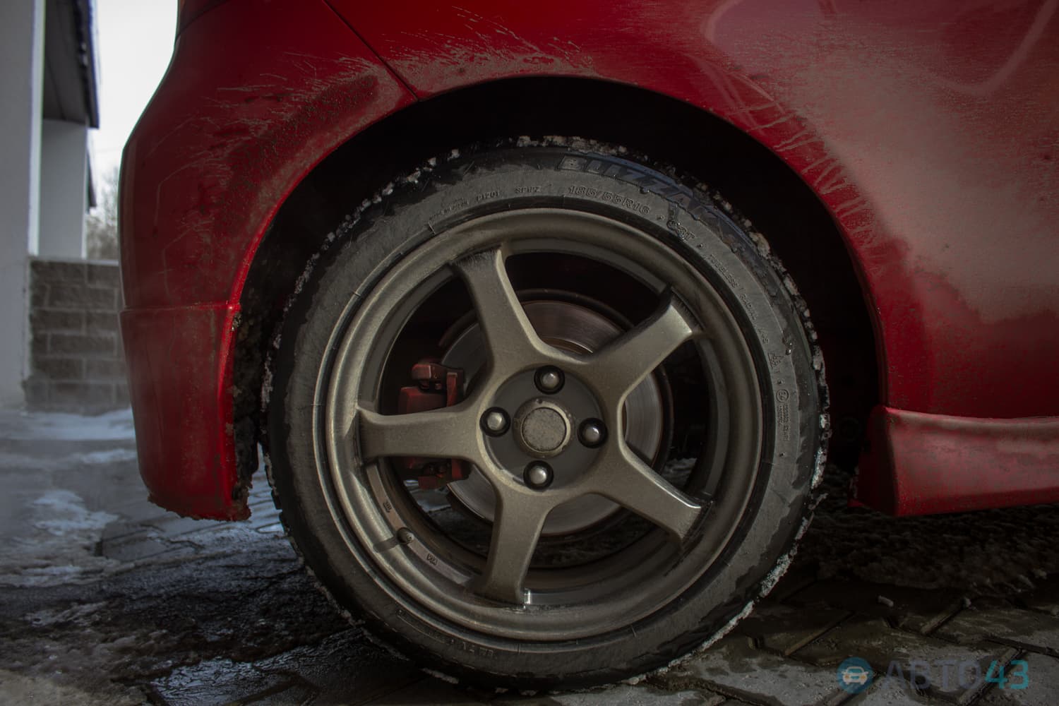 Тест-драйв Toyota Yaris Custom: заводной помидор с детским креслом