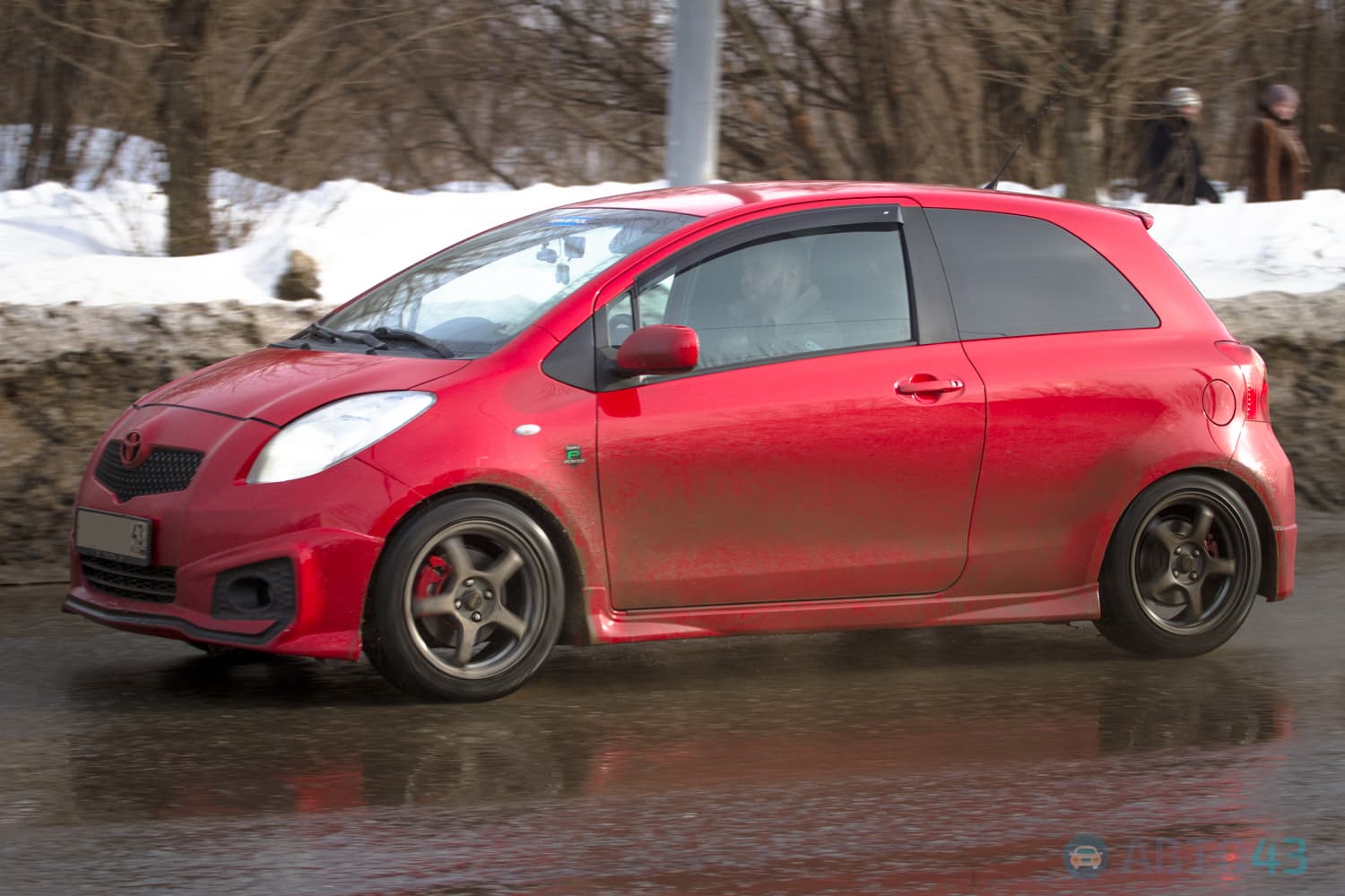 Тест-драйв Toyota Yaris Custom: заводной помидор с детским креслом