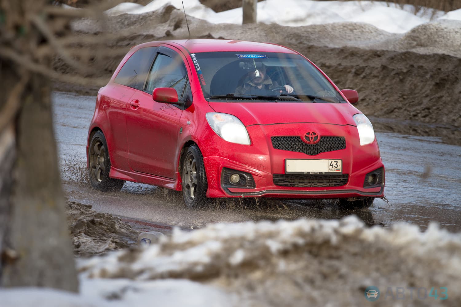 Тест-драйв Toyota Yaris Custom: заводной помидор с детским креслом