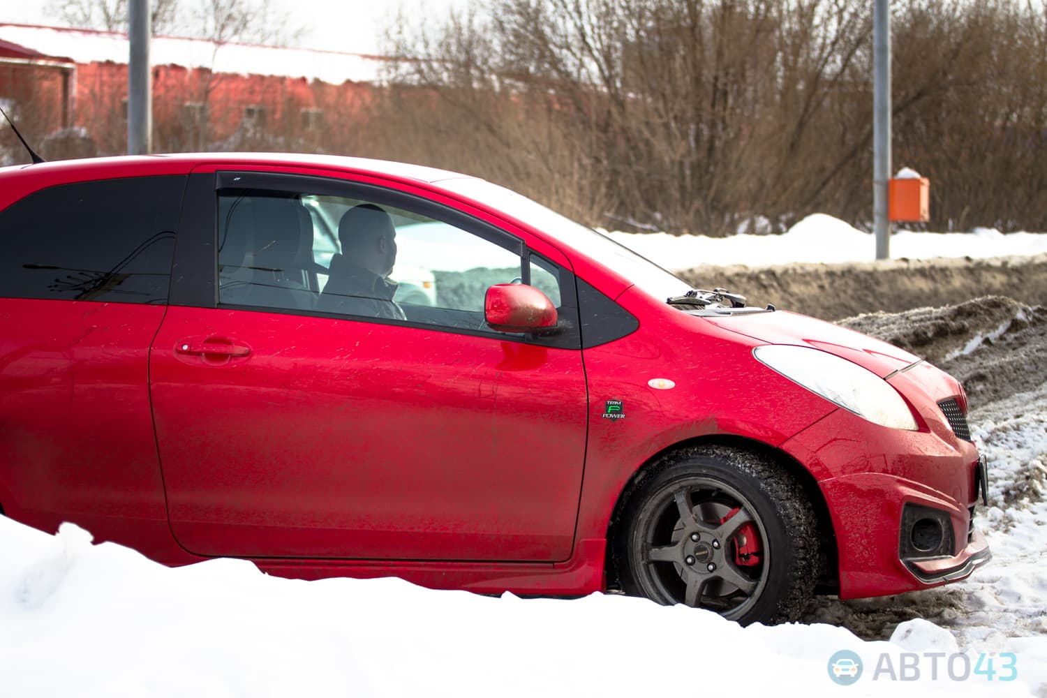 Тест-драйв Toyota Yaris Custom: заводной помидор с детским креслом