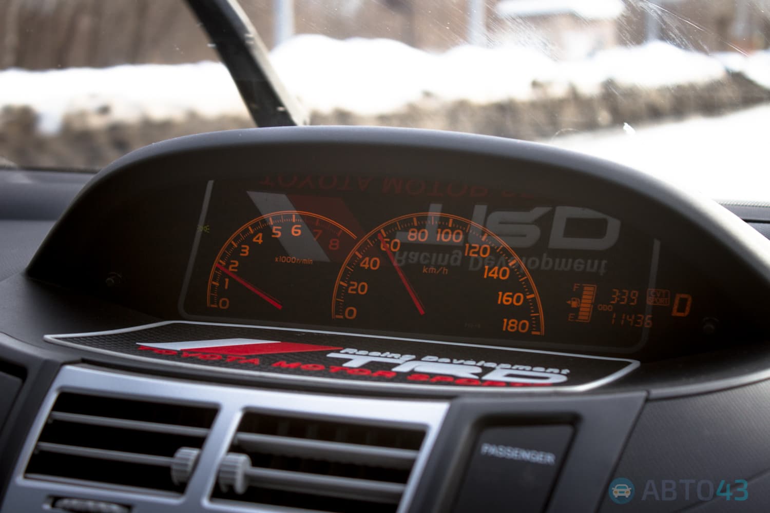 Тест-драйв Toyota Yaris Custom: заводной помидор с детским креслом