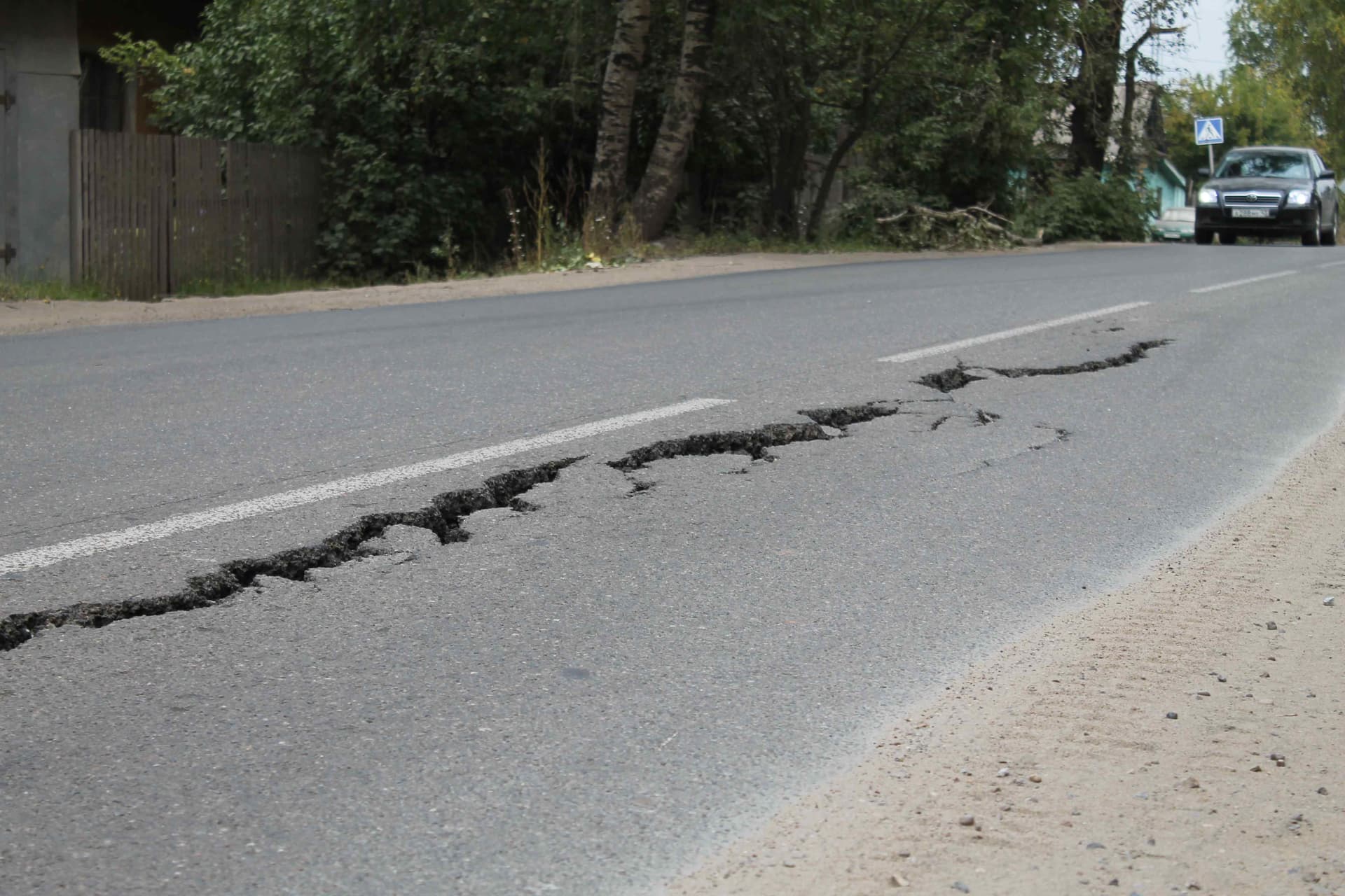 На Ульяновской асфальт «пошел по швам». Кто виноват?