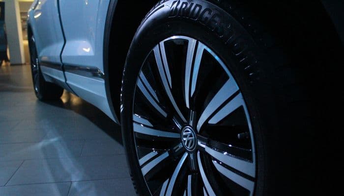 Разбираемся: спускает колесо, что делать?