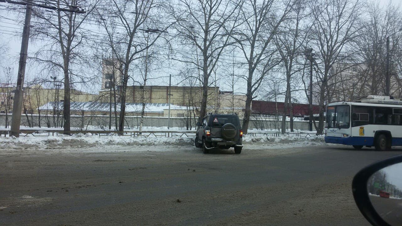 У мясокомбината УАЗ врезался в автобус