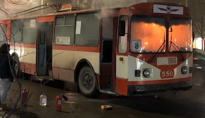 В Кирове загорелся троллейбус, которому давно пора на покой