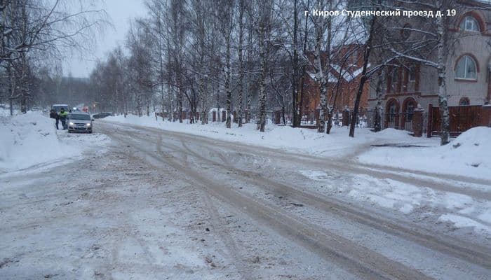 В Кирове неизвестный сбил несовершеннолетнюю девушку и скрылся
