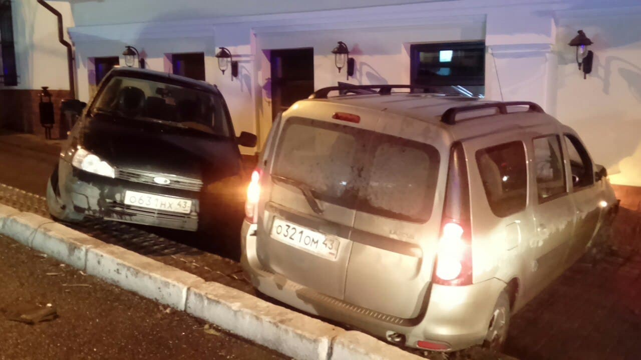  3 автомобиля раскидало по тротуарам после столкновения у «Конюшни»