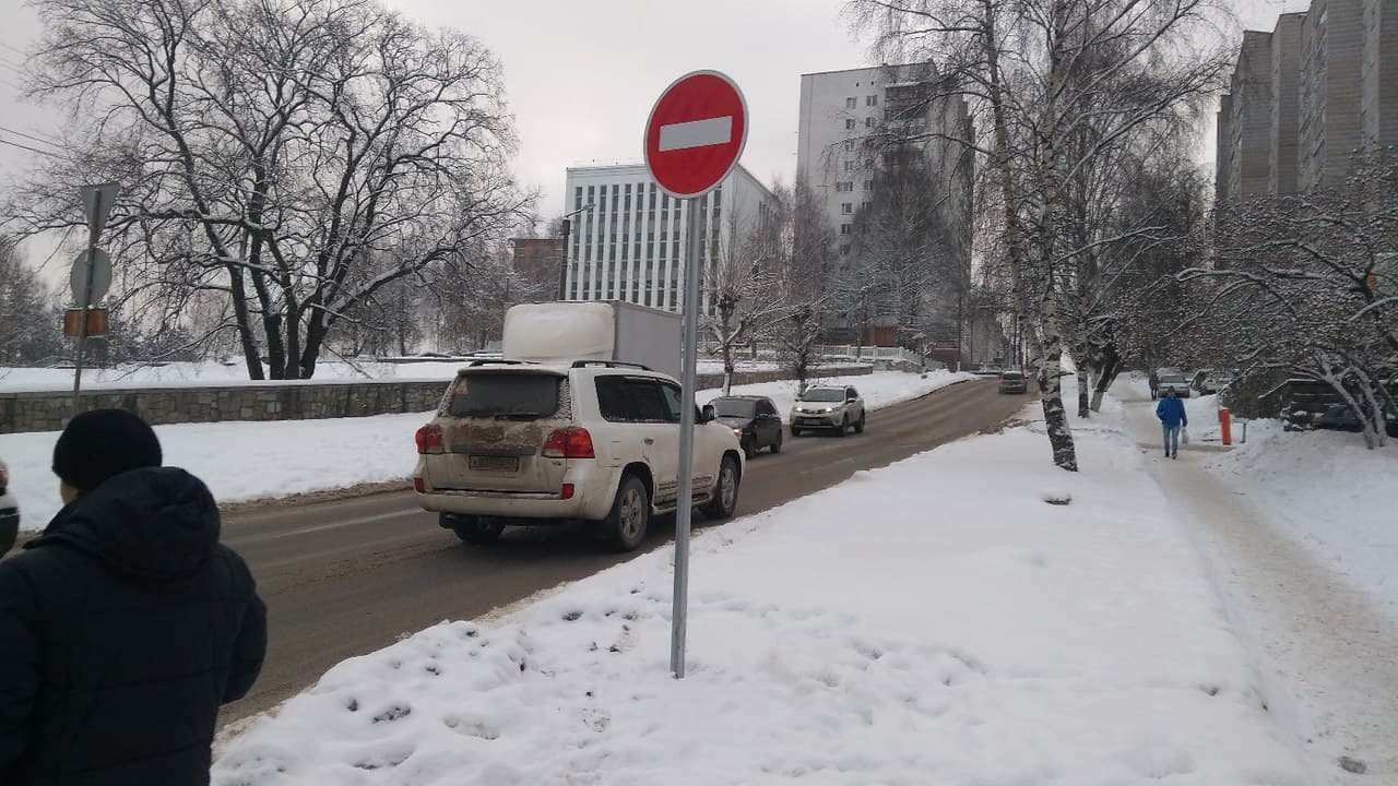 Знаки поставили, а ездить не научили