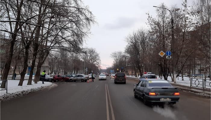 В Кирове женщина на легковушке врезалась в «Гранту»: пострадала 7-летняя девочка