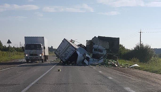 ДТП в Оричевском районе: столкновение с большегрузом и море капусты на дороге