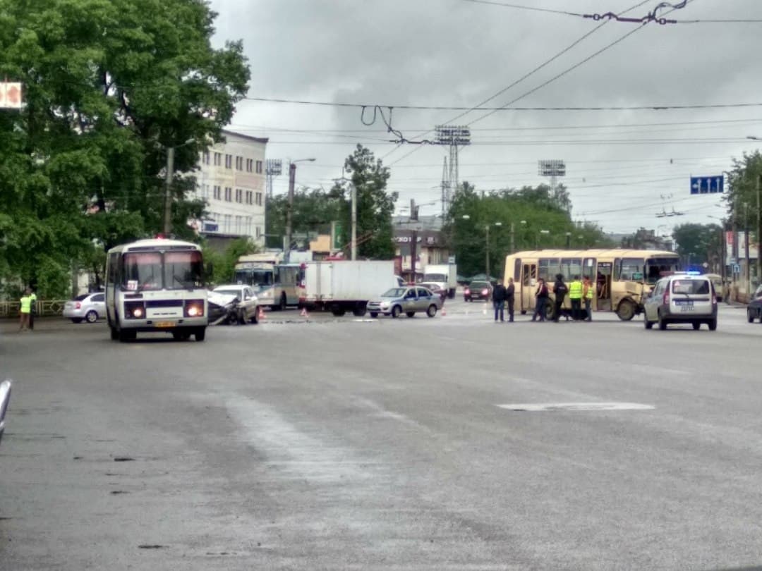 «Тигуан» столкнулся лоб в лоб с ПАЗиком на Октябрьском проспекте